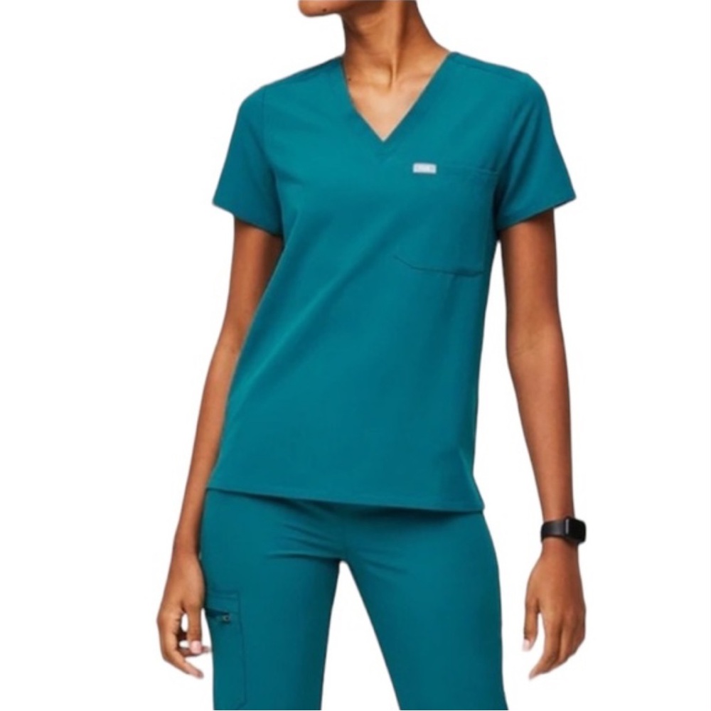 CLOSET TEMPORARILY CLOSING IN JANUARY‼️ FIGS Catarina One Pocket Scrub Top